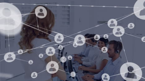 animación de la red de conexión con iconos sobre personas de negocios que usan auriculares de teléfono