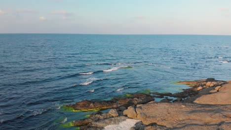 Toma-Aérea-De-La-Costa-Rocosa,-Imágenes-De-Drones-Frente-Al-Mar-Y-Bajar