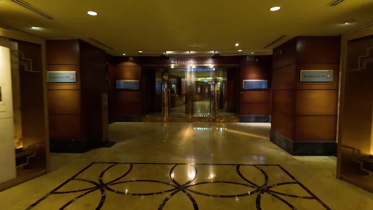 un paseo constante por un lujoso pasillo del hotel.