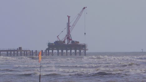 construcción en el medio del mar_carter road bandra