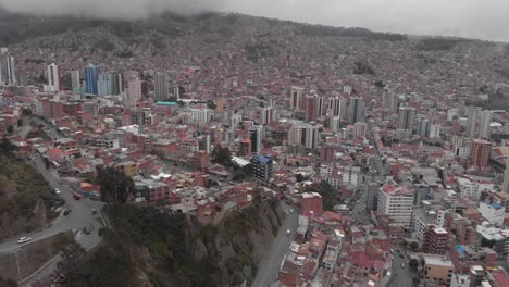 Antena-Baja-Estática:-Tráfico-En-La-Ladera-De-Una-Concurrida-Ciudad-Boliviana,-La-Paz