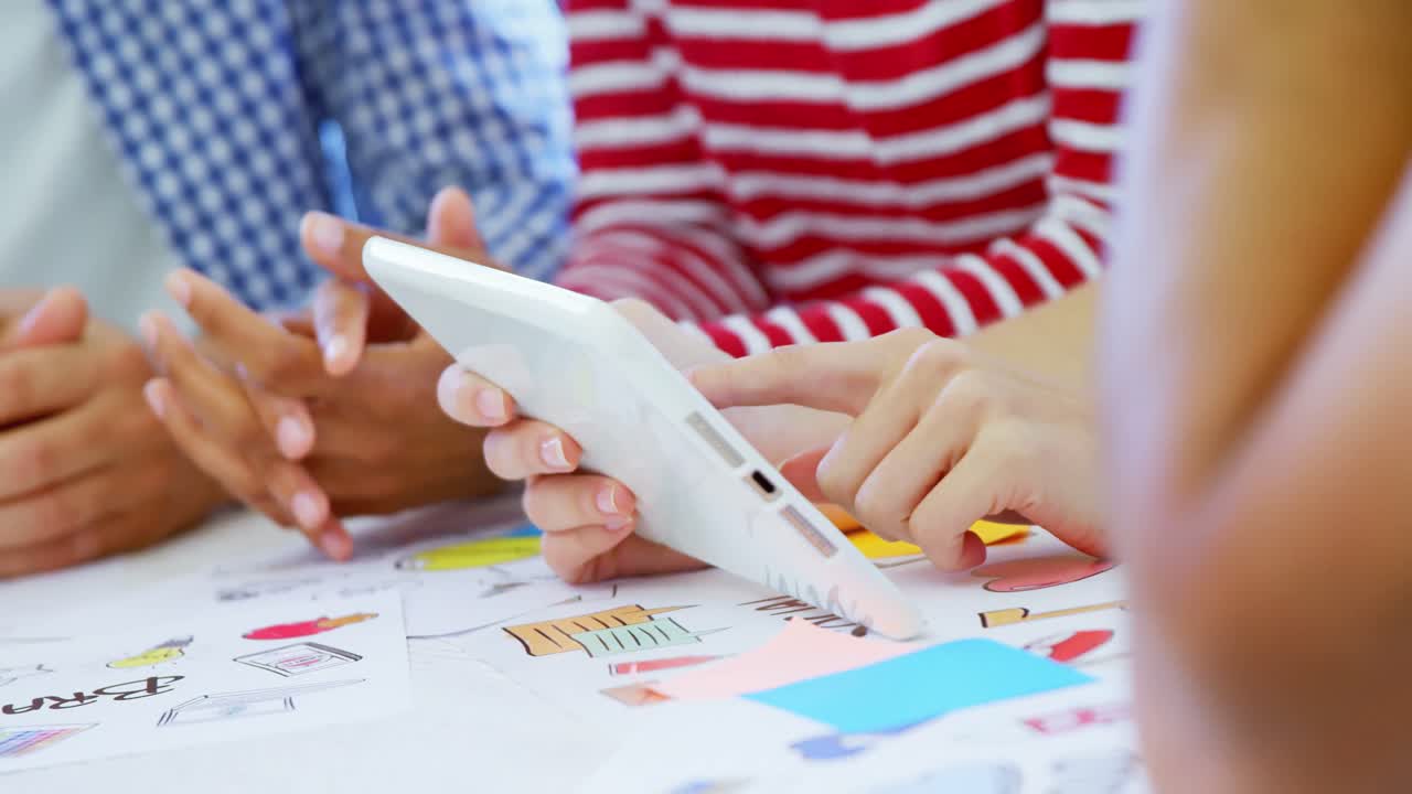 colegas discutiendo sobre una tableta digital en la mesa 4k