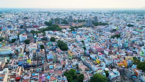 paisaje urbano densamente poblado de madurai con arquitectura diversa al anochecer, y vista aérea