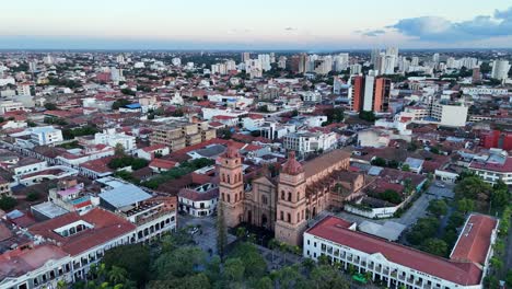 Drohnenschuss-Stadt-Hauptplatz-Kathedrale-Reise-Himmel-Santa-Cruz-Bolivien