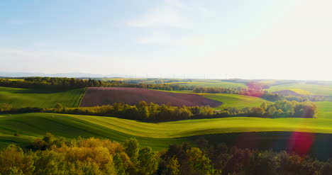 Luftaufnahme-Der-Sommerlandschaft-Mit-Windkraftanlagen-Und-Landwirtschaftlichen-Feldern-1