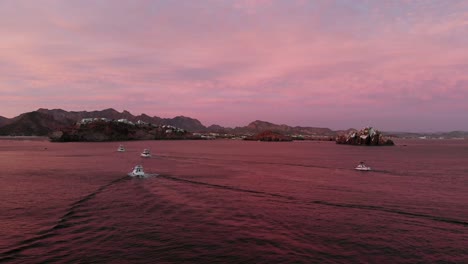 puesta de sol con yates de lujo en méxico, cielo rosa