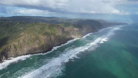 Waitakere-Se-Extiende-Con-Niebla-En-La-Costa-Del-Mar-De-Tasmania-En-Piha,-West-Auckland,-Nueva-Zelanda