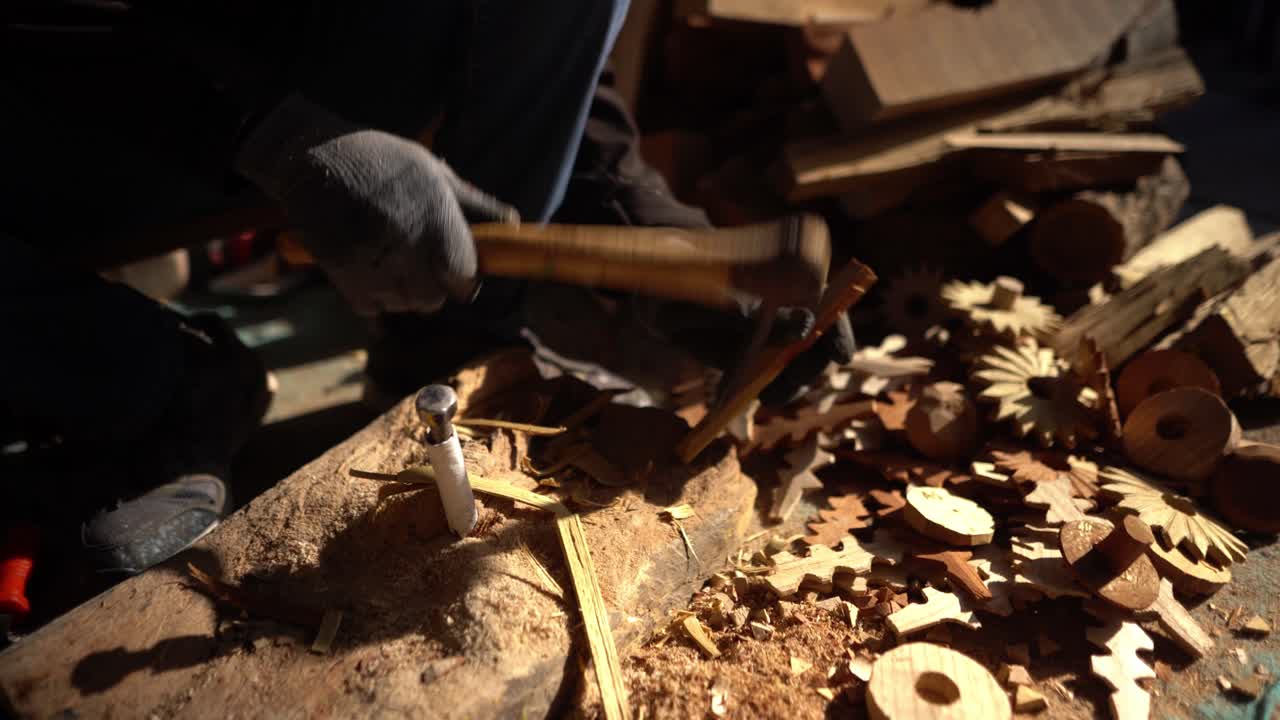 hombre de artesanía de mano trabajando en material de madera cruda con guantes de cerca