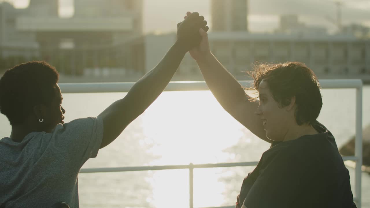 항구 에 앉아 있는 장애인 부부 의 뒤쪽 모습