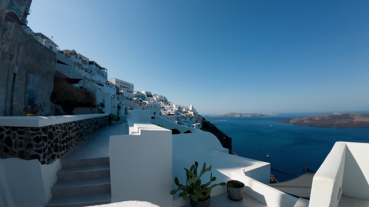 Vila de Santorini com Edifícios Caiados com Vista para o Mar Egeu.