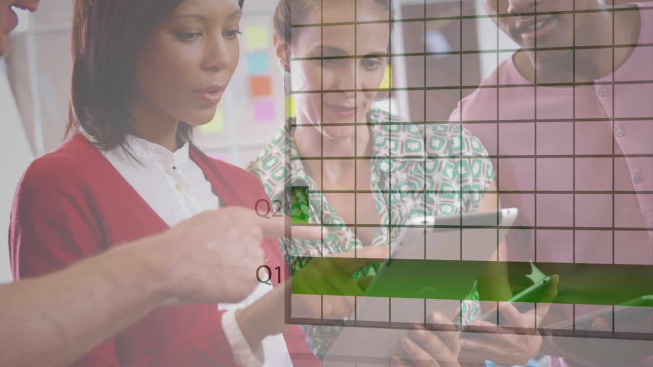 animación de gráficos financieros y datos sobre diversos compañeros de trabajo que trabajan en tableta en la oficina.