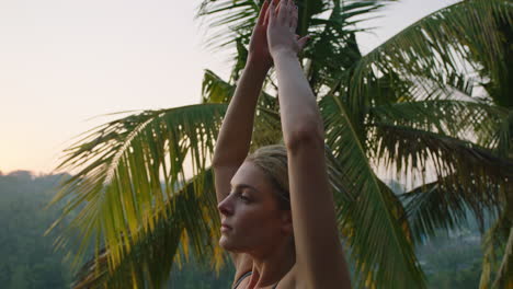 mujer de yoga practicando pose de oración al aire libre al amanecer disfrutando del ejercicio de atención plena 4k