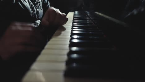mano loca y dedos locos moviéndose en el teclado del piano, tocando música o fingiendo tocar