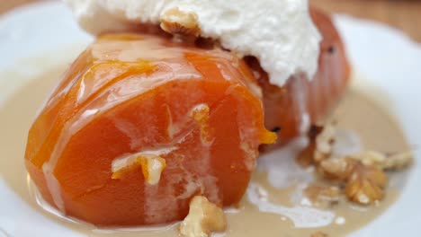 postre de calabaza turca con crema batida y nueces
