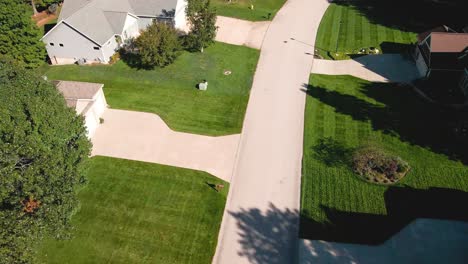 pista aérea de una calle en un suburbio