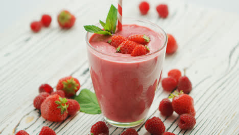 Strawberry-smoothie-in-glass-with-mint