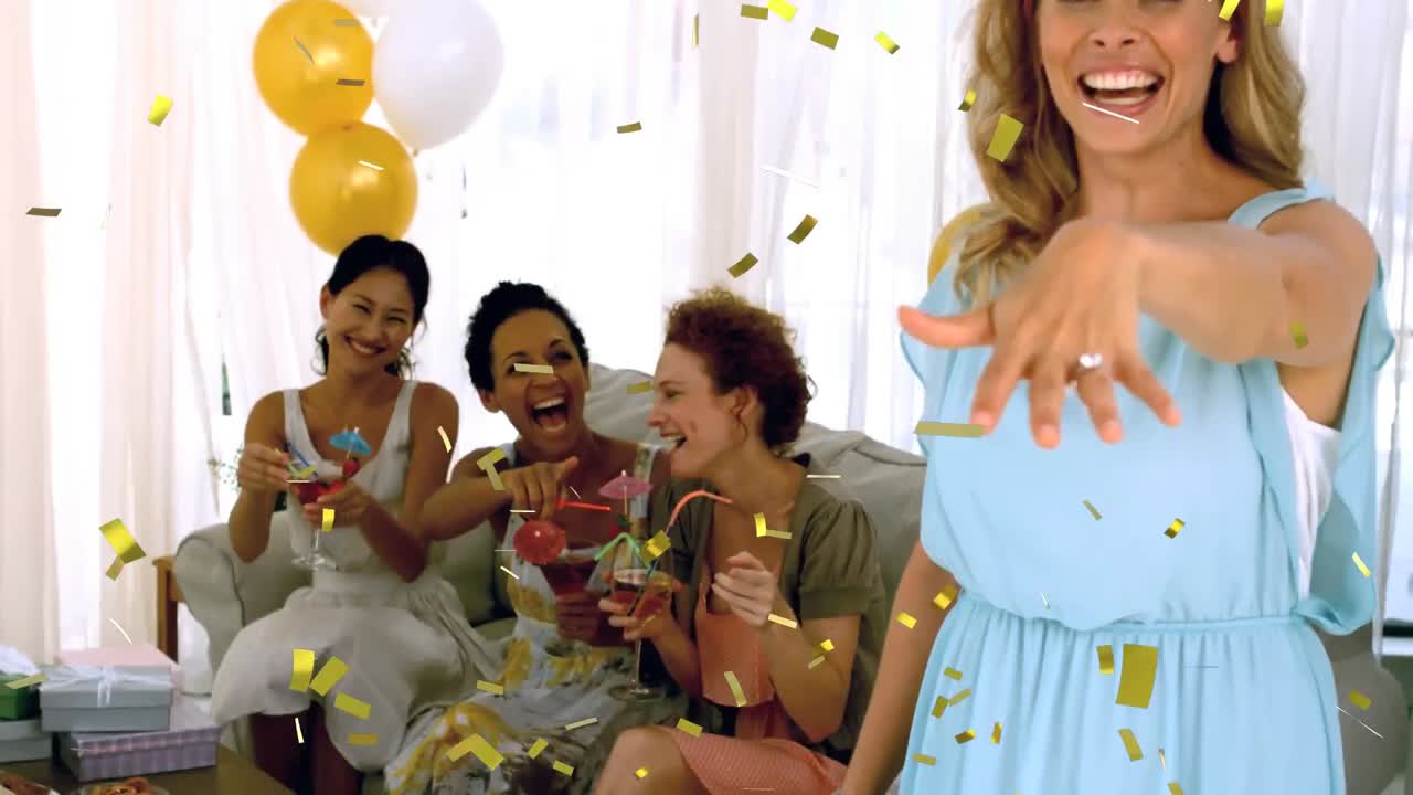 mujer mostrando su anillo de compromiso