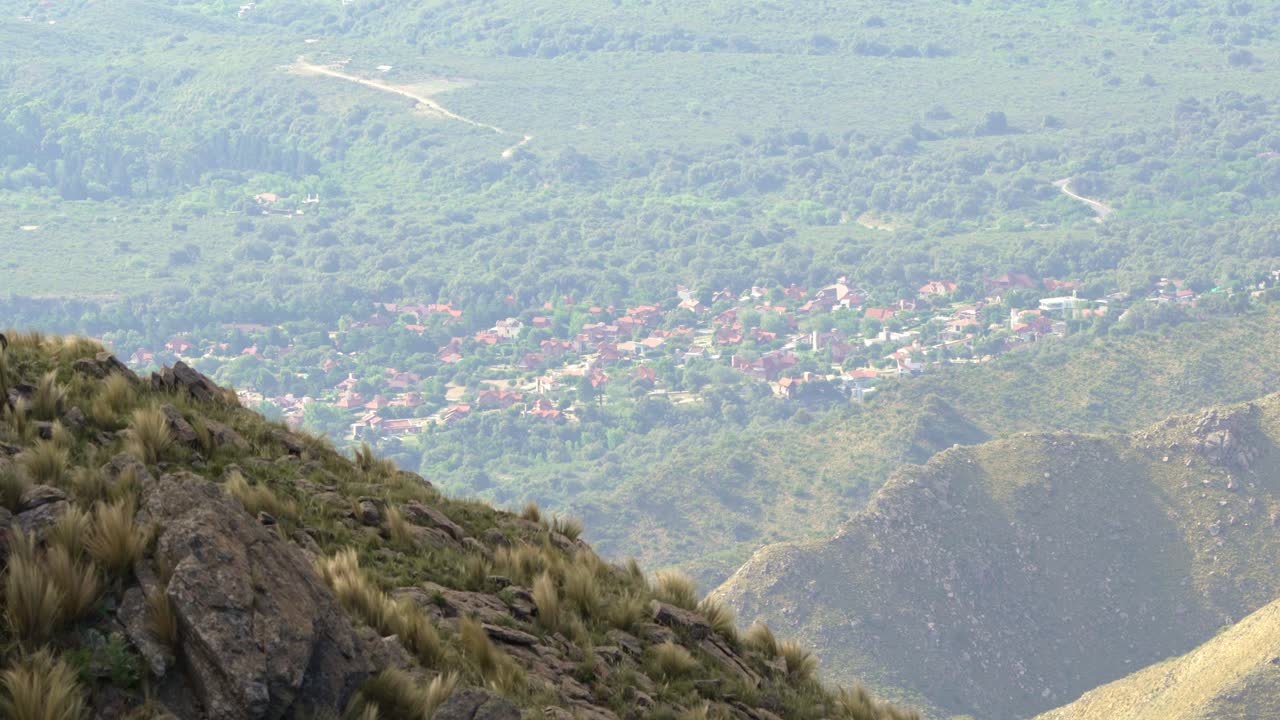 vista de la ciudad de merlo y el valle de abajo