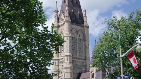 Westblock-Des-Parliament-Hill,-Ottawa-An-Einem-Sonnigen-Sommertag-Vor-Dem-Kanada-Tag---4k-Zeitlupe