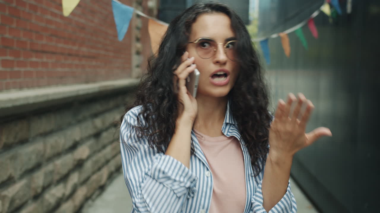 mujer hablando por teléfono en la ciudad