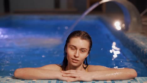 primer plano, retrato, de, un, niña sonriente, en la piscina