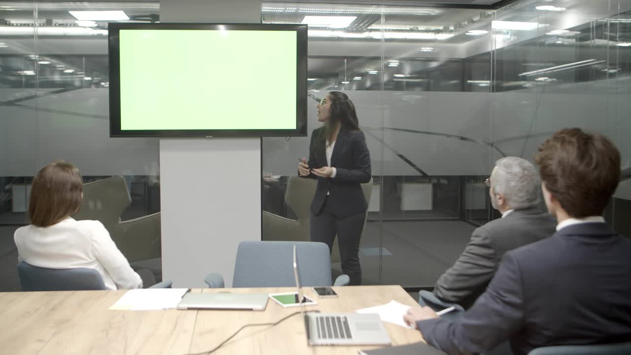 orador asiático confiado hablando y señalando la pantalla