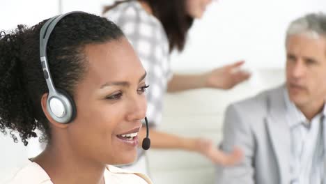 mujer sonriente con auriculares y su equipo