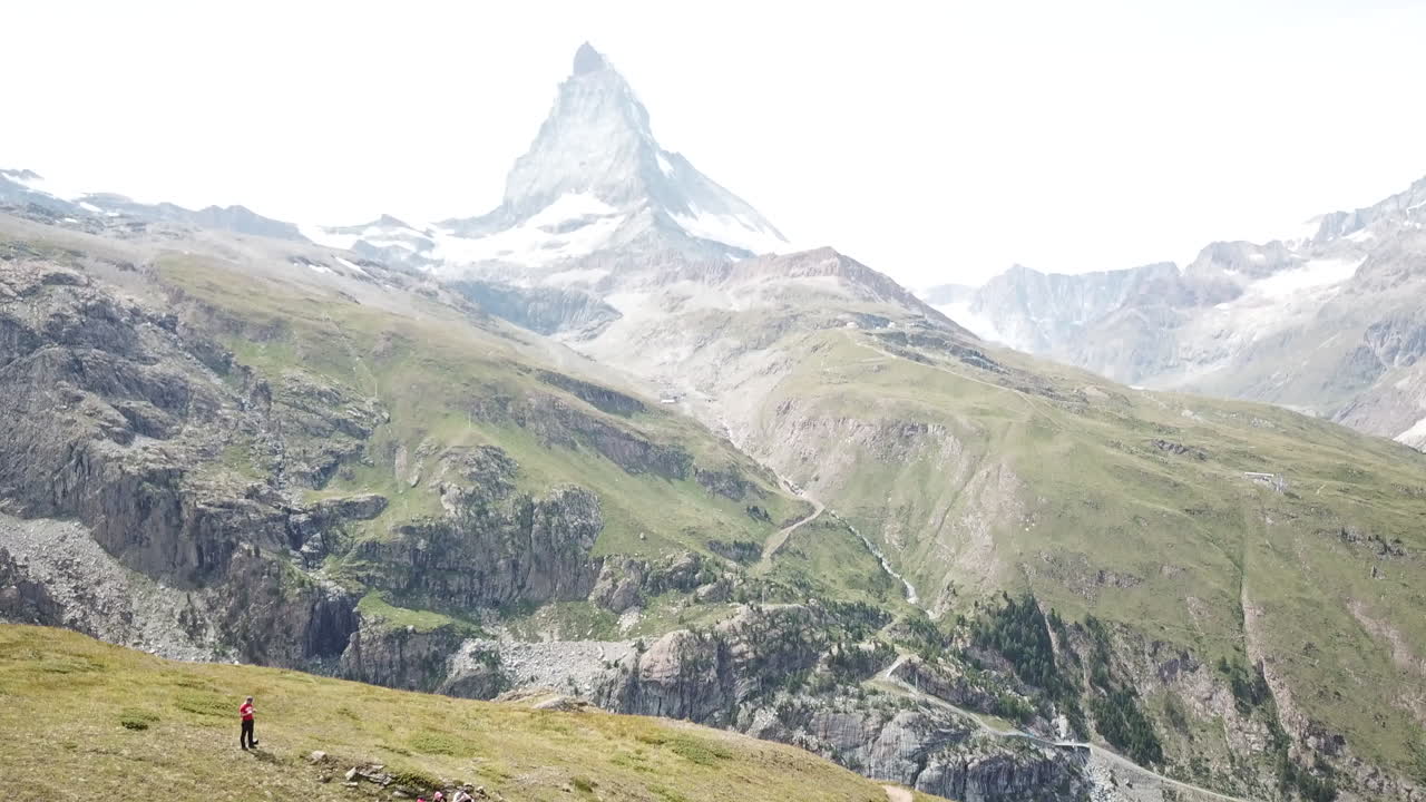 inclinar hacia arriba, revelar la famosa montaña cervin en zermatt para el turismo, los alpes suizos, el paisaje natural, la vista aérea de drones