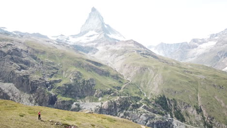 inclinar hacia arriba, revelar la famosa montaña cervin en zermatt para el turismo, los alpes suizos, el paisaje natural, la vista aérea de drones