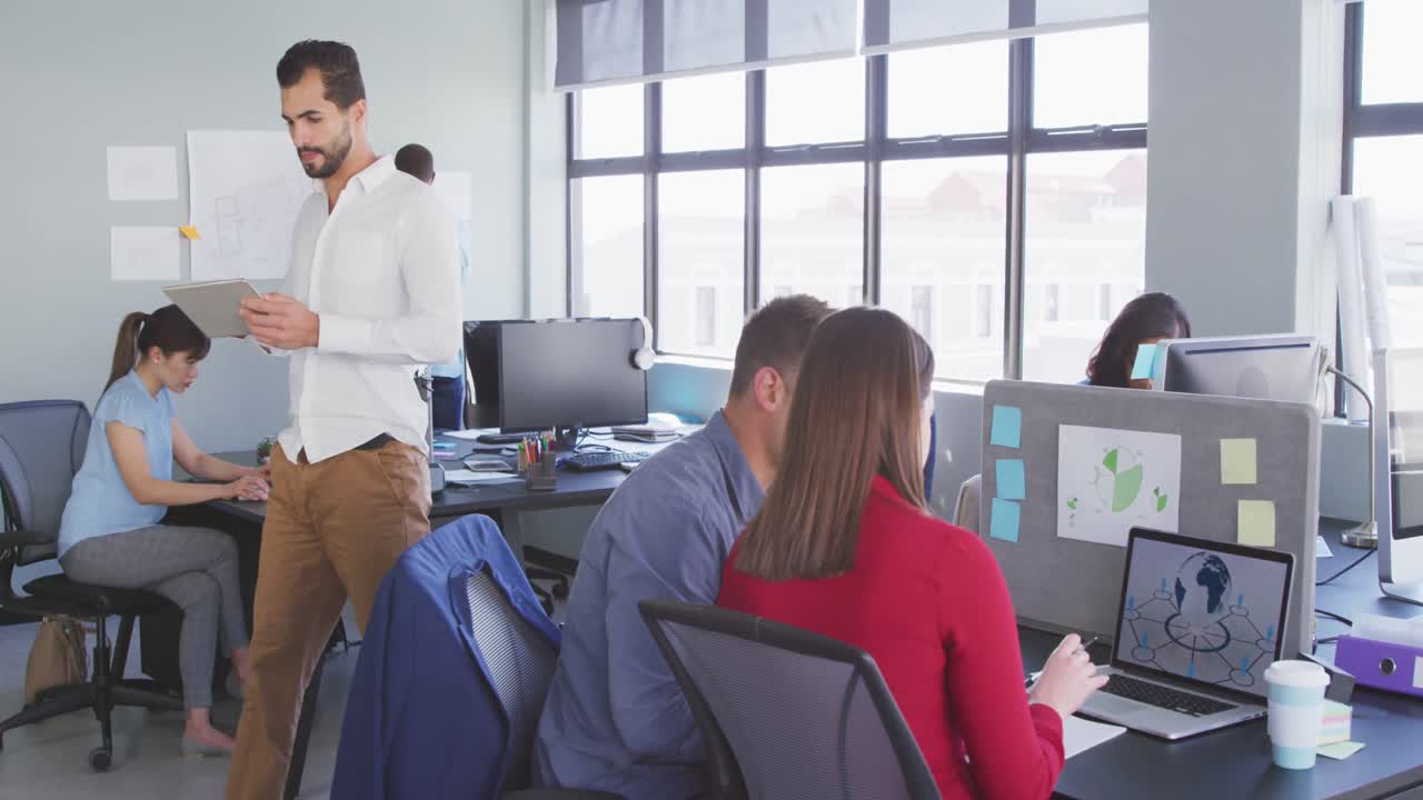 Gente de negocios trabajando en oficina moderna