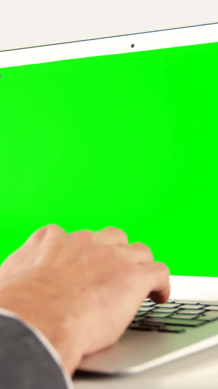 mano de hombre usando computadora portátil