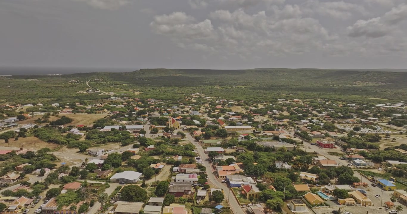 Bonaire, Caraibi Olandesi, vista aerea a volo d'uccello v80 sopra Rincon, che rivela isolati residenziali, strade tortuose, il centro città e colline verdi - Ripreso con Mavic 3 Pro Cine - 3 febbraio 2024