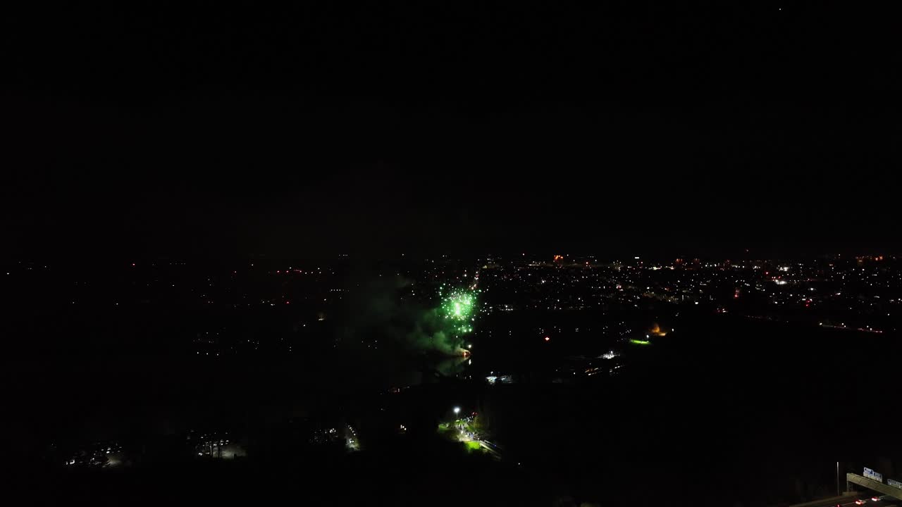 새해에 밤하늘에서 폭발하는 큰 녹색 불꽃놀이의 공중 촬영