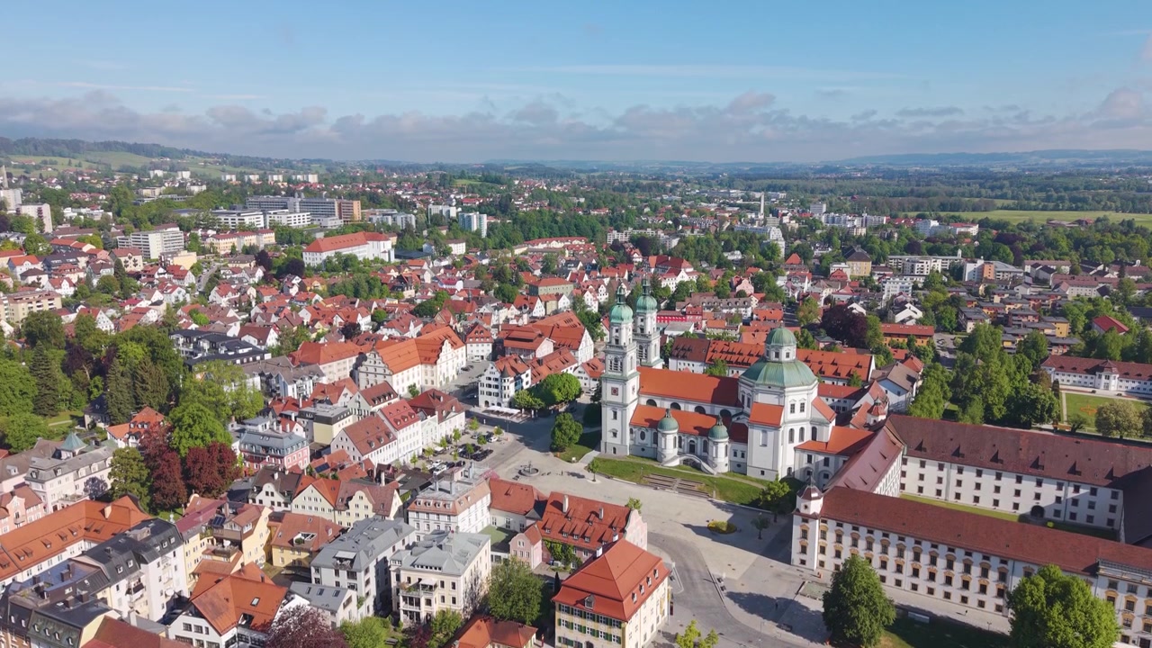 Ripresa drone ascendente della Basilica di San Lorenzo e del centro storico di Kempten Allgäu in Germania, che mostra l'architettura bavarese e il paesaggio urbano dall'alto. UHD.