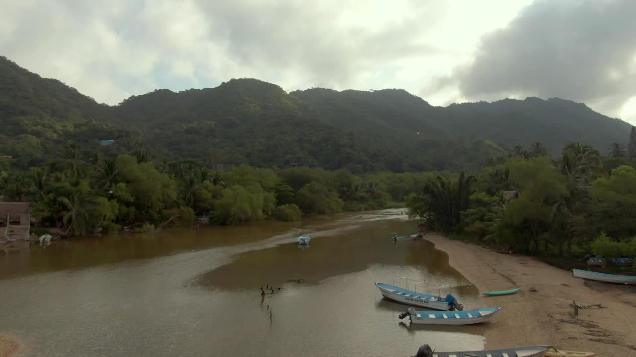 paisaje natural en el río yelapa en jalisco, méxico en un día nublado - toma aérea de drones