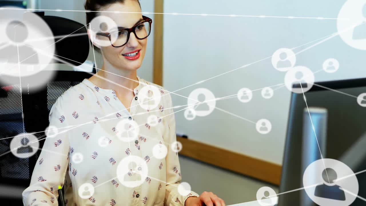 비디오 통화를 하는 백인 사업가 여성에 대한 아이콘과 연결 네트워크의 애니메이션