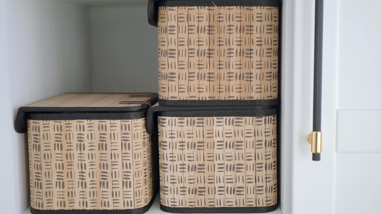 색 캐비에 쌓인 저장 바구니