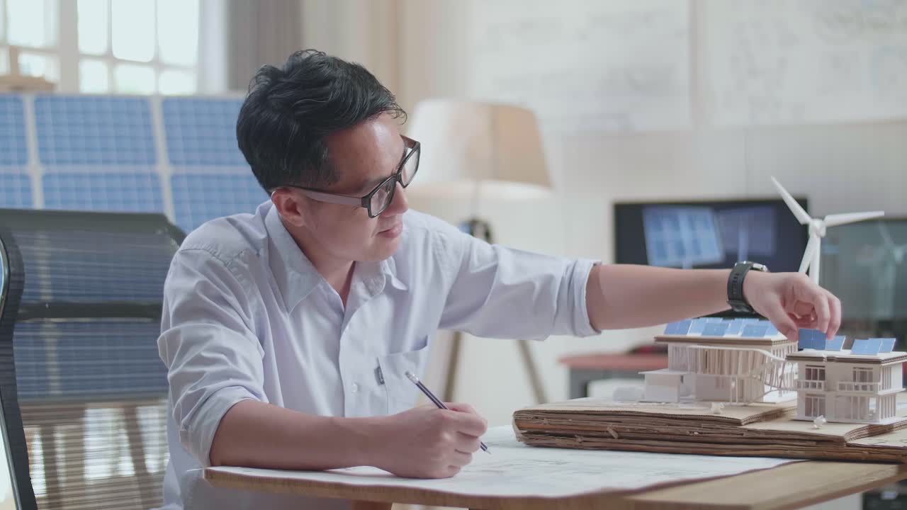 지속 가능한 주택 설계 계획을 작업하는 건축가