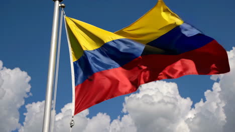 bandera colombiana ondeando en el viento