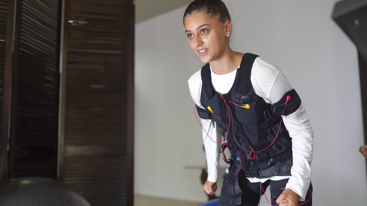 una mujer haciendo ejercicios de ambulancia.