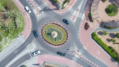 toma aérea de la rotonda desde arriba en el barrio de neve noy, ciudad de netivot, israel