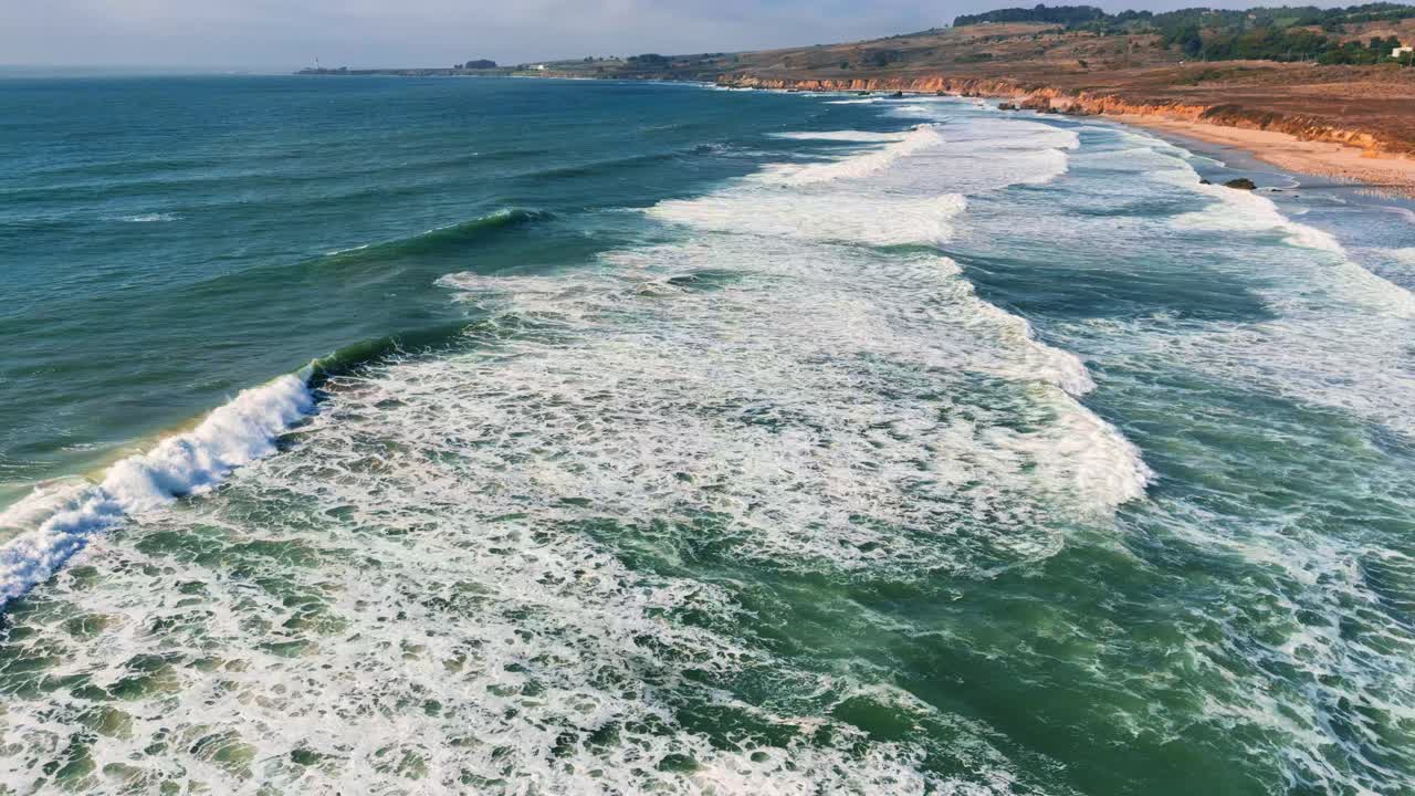 california gran sur cámara lenta costa costera playa de arena a lo largo de la autopista uno, famosa ruta de viaje por carretera aérea