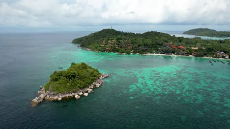 la isla de koh lipe, satun, tailandia, con arrecifes de coral y cielo nublado. agua turquesa del océano con arrecifes de coral.