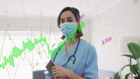 animación del procesamiento de datos sobre una doctora caucásica que usa una tableta
