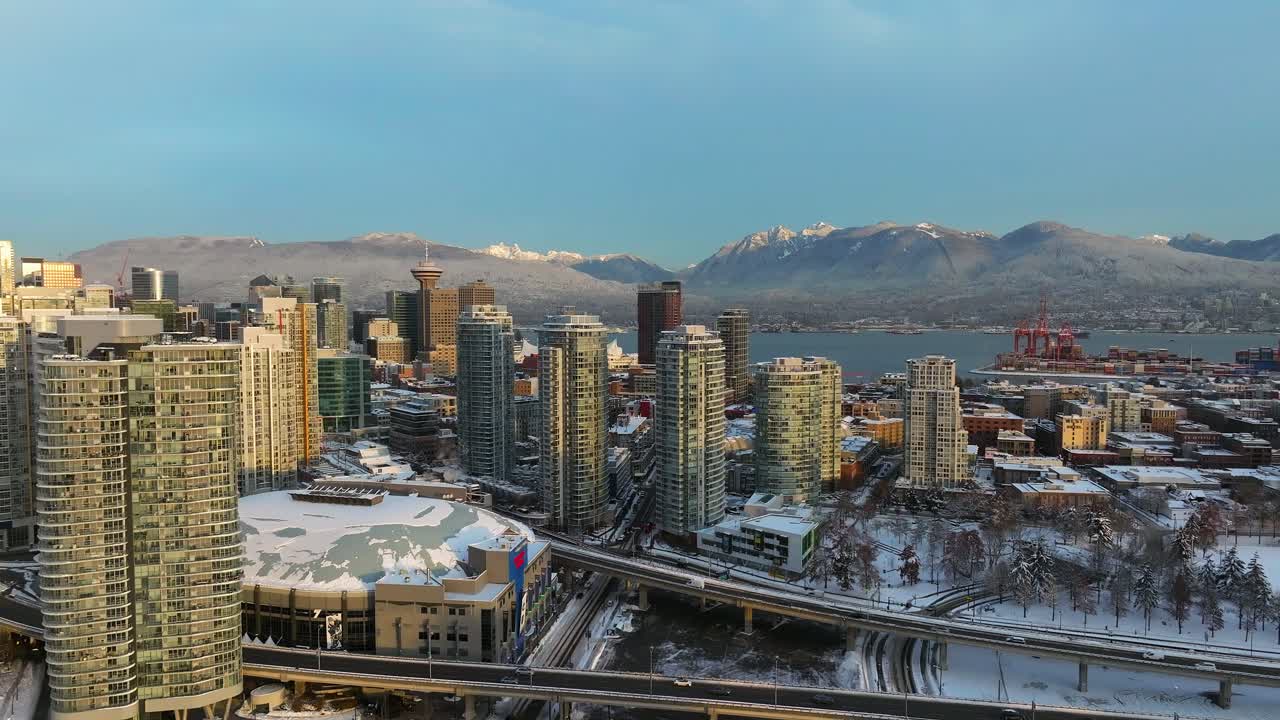 hermosa vista aérea de los edificios comerciales de vancouver cubiertos de nieve y montañas nevadas lejanas