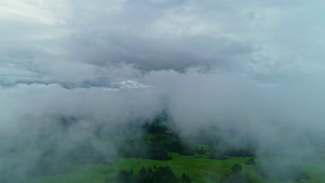 Ländliche-Gegend-In-Dichtem-Nebel-Gehüllt,-Luftaufnahme-Von-Oben-Tief-Hängenden-Wolken-In-Der-Morgendämmerung