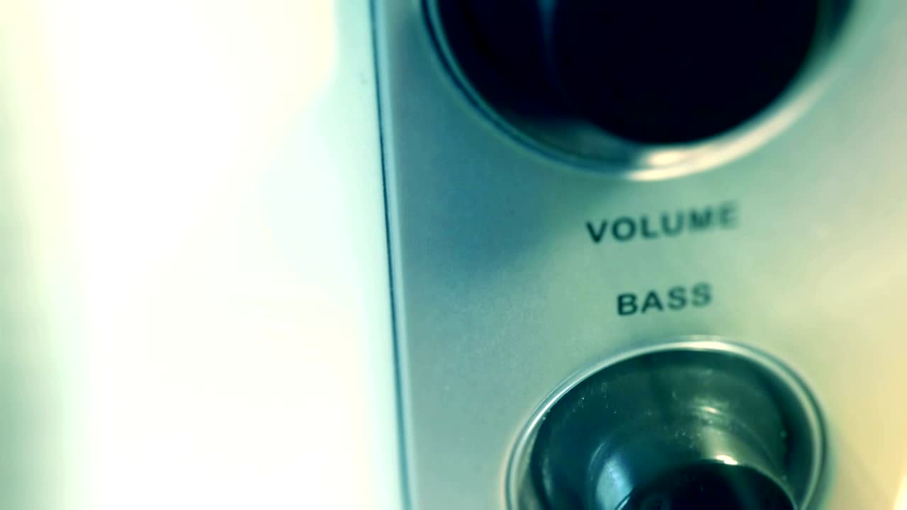 흐릿한 색 스피커와 볼의 클로즈업 뷰