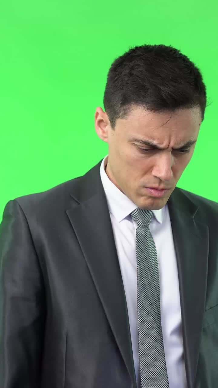 Uomo d'affari in completo su schermo verde con espressioni diverse