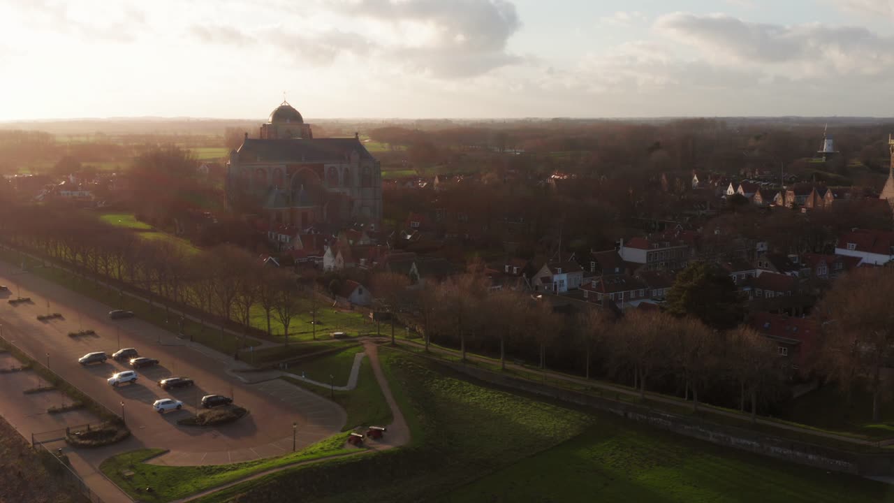 Immagine rivelatrice della grande chiesa di Veere dal canale. Ripresa aerea veloce da un drone con un angolo elevato