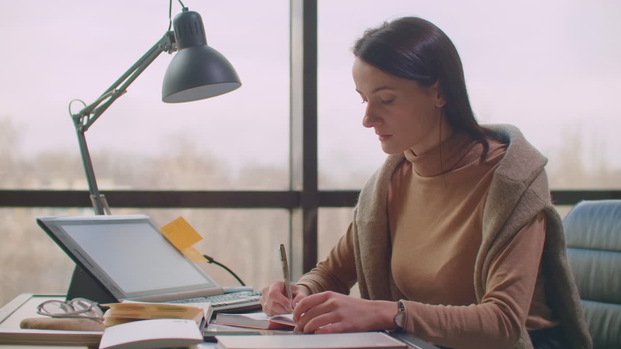 las manos del calígrafo escriben frases en papel blanco. inscribiendo letras decoradas ornamentales. caligrafía diseño gráfico letras escritura a mano concepto de creación